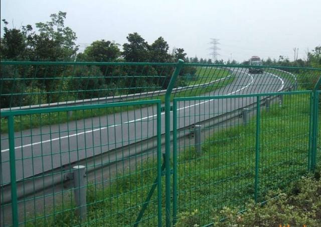 高速公路护栏网的使用寿命及产品规格是多少年？